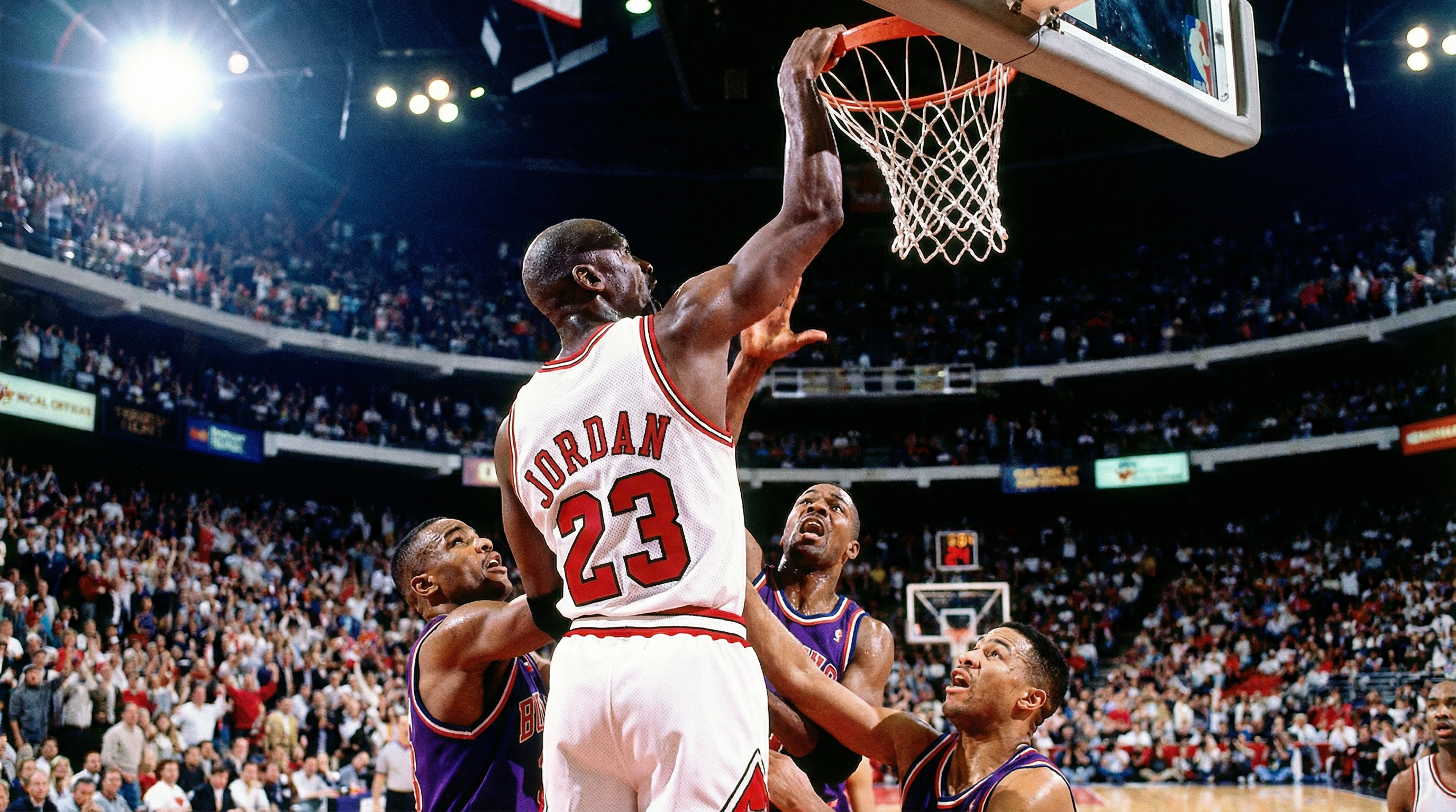 篮球比赛激烈对抗